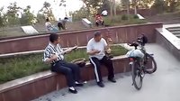  两个汉族老人弹奏维吾尔乐器（乌鲁木齐南湖）