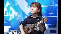  4岁小女孩 四弦小吉他弹唱 泰国达人秀：超萌小萝莉