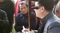 板胡演奏家李建钦在洛阳为戏迷朋友演奏秦雪梅唱段