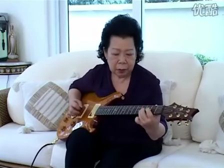  75岁的老奶奶弹电吉他跟玩似的