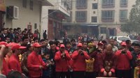  正月十二汇城锣鼓队在旧寨闹新春。