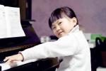  尧尧开始学钢琴了