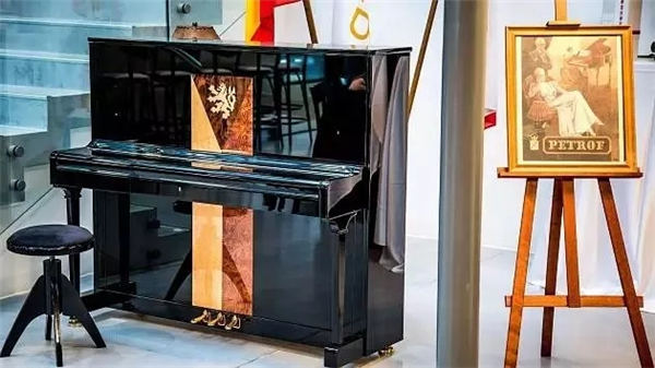  福布斯慈善拍卖晚会 佩卓夫限量纪念款钢琴以100万捷克克朗竞拍成交