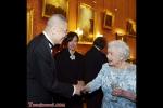  庆祝伦敦交响乐团七十周年 英女王接见钢琴演奏家刘诗昆