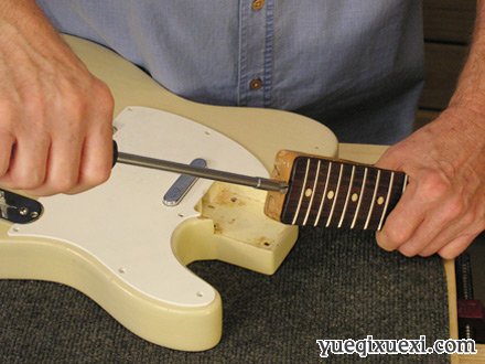 玩好电吉他——关于琴颈的调节！