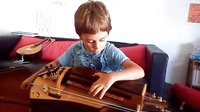  【授权转发】四岁的小费尔南多演奏摇弦琴