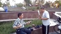  两个汉族老人弹奏维吾尔乐器（乌鲁木齐南湖）3