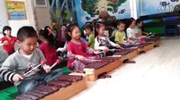  20131026壮在童萌会美育课上，学习木琴演奏《拔河》