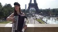  法国美女埃菲尔铁塔下演奏手风琴