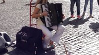  罗马街头美女艺人手风琴演奏