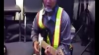  [拍客]工人大哥电吉他演奏自弹自唱