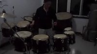 沈阳音乐学院易大鑫教授在鼓韵乐器厂试奏排鼓