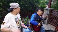  吉他指弹外国曲（无名）《吴晓峰吉他演奏，马大手鼓伴奏》