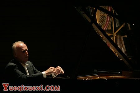 英国《卫报》谈“十一个手指”的钢琴名家毛里奇奥·波利尼的音乐人生