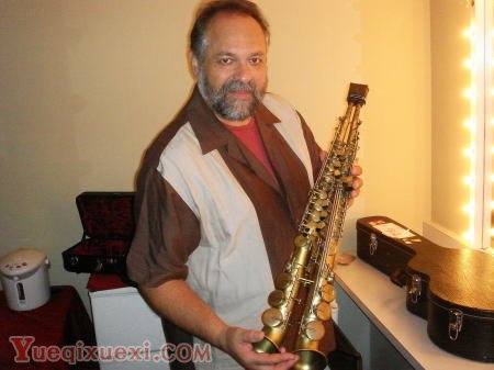 爵士大师Joe Lovano展示自己收藏的双管高音萨克斯
