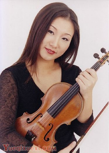 青年小提琴演奏家罗娅