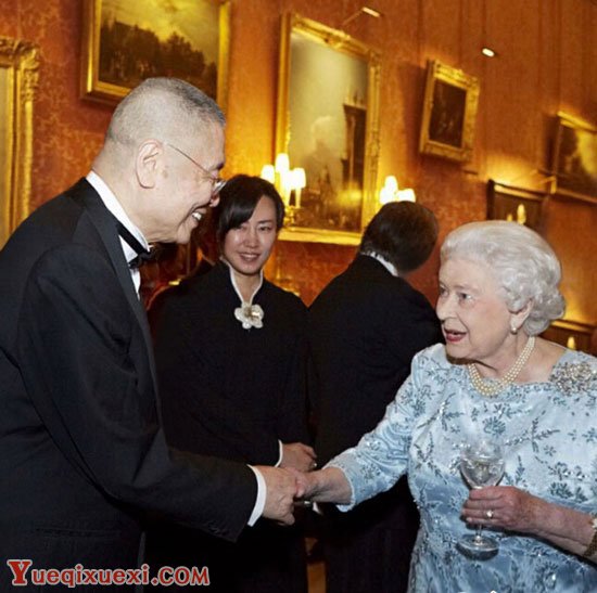 庆祝伦敦交响乐团七十周年 英女王接见钢琴演奏家刘诗昆